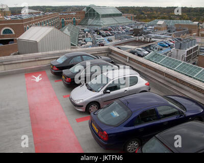 Autos auf dem Dachparkplatz beim Einkaufszentrum Stockfoto