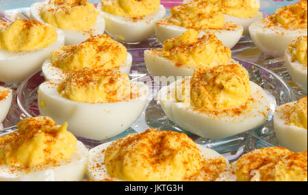 Mehreren köstlichen Deviled Eiern garniert mit paprika Stockfoto