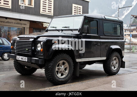 Black Land Rover Defender 90 in freier Wildbahn Stockfoto