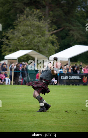 Hammerwerferin in Inverary Highland Games Stockfoto