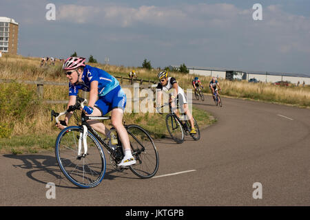 Amateur-Fahrer auf dem Hillingdon Cycle Circuit Stockfoto