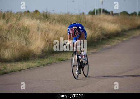 Amateur-Fahrer auf dem Hillingdon Cycle Circuit Stockfoto