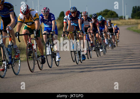 Amateur-Fahrer auf dem Hillingdon Cycle Circuit Stockfoto