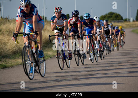 Amateur-Fahrer auf dem Hillingdon Cycle Circuit Stockfoto