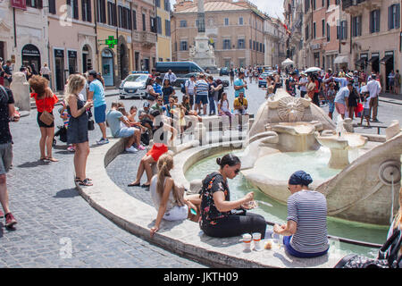 Eine Entlüftung: Besucher genießen Sie die Atmosphäre auf der Spanischen Treppe, der Piazza di Spagna Stockfoto