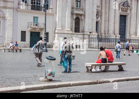 Illegale Straßenverkäufer verkaufen gefälschte Designer und minderwertige Gegenstände auf den Straßen von Rom. Stockfoto