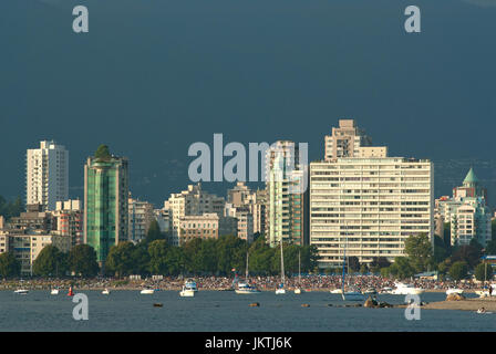 English Bay und Vancouver Skyline von Kitsilano Beach Park, Vancouver, Britisch-Kolumbien, Kanada Stockfoto