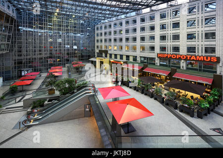 Paris, Frankreich, 29. Mai 2017: Innenministerium eine schöne und moderne Einkaufszentrum mit Restaurant und Terrasse, Büroviertel, Italien-Ort in Paris, Frankreich Stockfoto