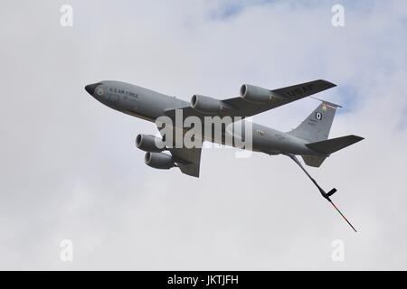 USAF Boeing KC-135R Stratotanker mit seinem fliegenden gesenkt Stockfoto