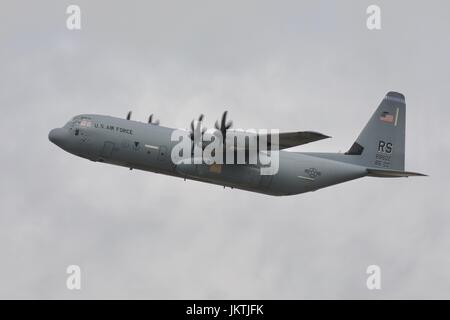 US-Luftwaffe Lockheed Martin C-130J Super Hercules Durchführung ein Überflug am Royal International Air Tattoo Stockfoto