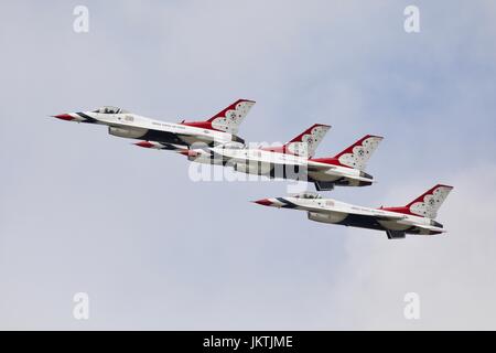 USAF Thunderbirds fliegen in einer Formation von vier Schiff auf 2017 Royal International Air Tattoo Stockfoto