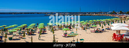 SANREMO, Italien - Juli 2017 - Strand von Sanremo Promenade, Mittelmeerküste, italienische Riviera, Italien, Europa. Stockfoto