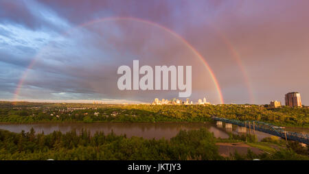 Regenbogen über Edmonton. Edmonton, Alberta, Kanada. Stockfoto