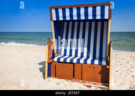 Korbsessel am Strand von Jurata an sonnigen Sommertag, Halbinsel Hel, Ostsee, Polen Stockfoto