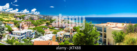 Panoramatischen Blick auf San Remo Stadt mit Stränden und Azure klares Wasser, Mittelmeerküste, italienische Riviera, Italien, Europa. Stockfoto