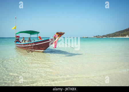 Ein Boot ist an der Flasche Beach, Koh Pha Ngan, Thailand verankert. Südostasien reisen, durch die malerischen Inseln von Thailand. Stockfoto