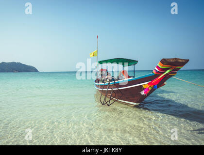 Ein Boot ist an der Flasche Beach, Koh Pha Ngan, Thailand verankert. Südostasien reisen, durch die malerischen Inseln von Thailand. Stockfoto