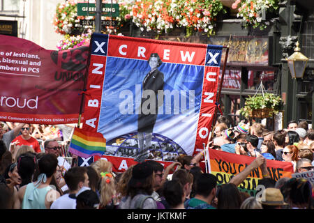 Cabin Crew Union Plakat illustriert Stewardess, die von der Union Mitglieder der Stolz in London Parade, 2017 durchgeführt. Stockfoto