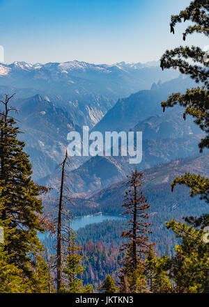 Blick in Richtung Hume Lake von Panoramic Point-Aussichtspunkt im Kings Canyon Nationalpark, Kalifornien Stockfoto