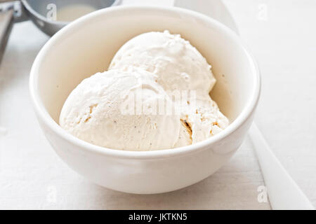 Kugeln Vanilleeis in Schüssel weiß Stockfoto