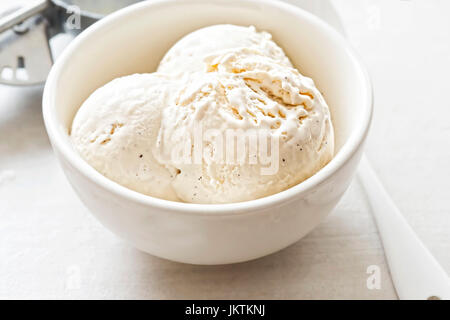 Kugeln Vanilleeis in Schüssel weiß Stockfoto