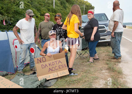 Mississippi stehen Demonstranten camping in Sandusky, Iowa an der Stelle, wo der Dakota-Zugang-Pipeline unter dem Fluss überquert. Stockfoto