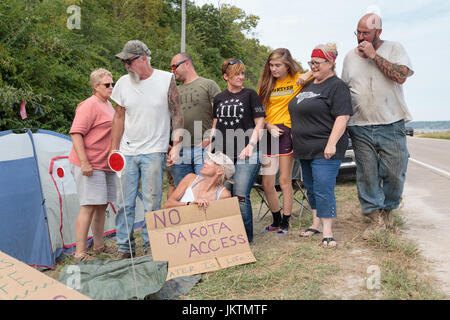 Mississippi stehen Demonstranten camping in Sandusky, Iowa an der Stelle, wo der Dakota-Zugang-Pipeline unter dem Fluss überquert. Stockfoto