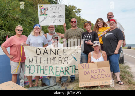 Mississippi stehen Demonstranten camping in Sandusky, Iowa an der Stelle, wo der Dakota-Zugang-Pipeline unter dem Fluss überquert. Stockfoto