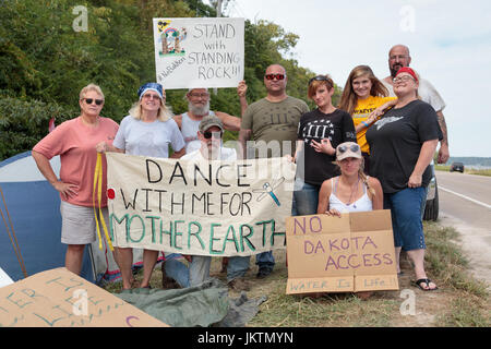 Mississippi stehen Demonstranten camping in Sandusky, Iowa an der Stelle, wo der Dakota-Zugang-Pipeline unter dem Fluss überquert. Stockfoto