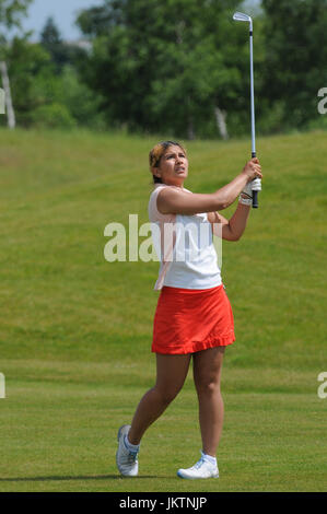 Junior Kind Teenager Golfer Golf spielen Stockfoto