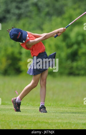 Junior Kind Teenager Golfer Golf spielen Stockfoto