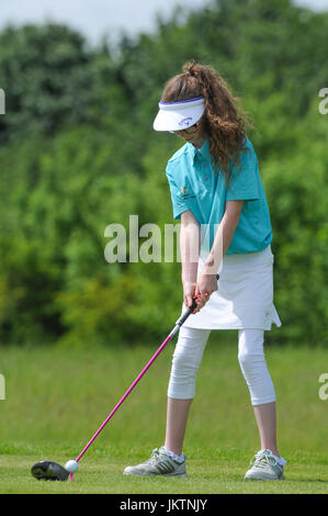 Junior Kind Teenager Golfer Golf spielen Stockfoto