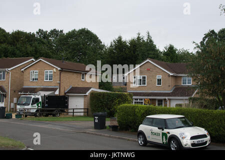 LKW in einer Auffahrt auch Mini-Auto und Roker Baum Chirurg Northampton Stockfoto