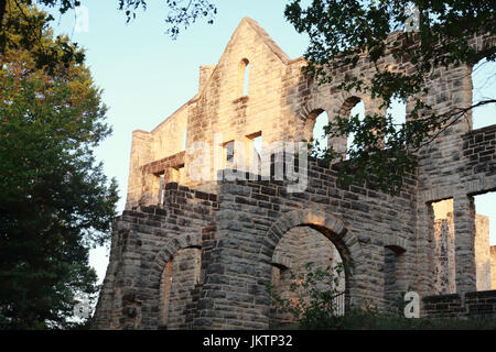 Stein-Mauern einer alten Burg in goldenes Licht getaucht, bei Sonnenuntergang in Ha Ha Tonka State Park, Missouri, USA Stockfoto