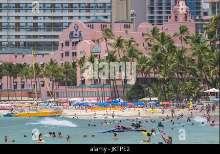 Waikiki Hawaii USA, August 2015. Touristen scharen sich an den Strand im Royal Hawaiian Hotel im Sommer Stockfoto