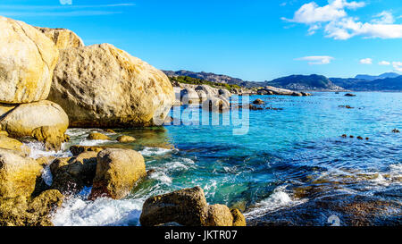 Großen Granitfelsen am Boulders Beach, einem beliebten Natur reservieren und Heimat für eine Kolonie von afrikanischen Pinguinen, im Dorf von Simons Town am Kap Stockfoto