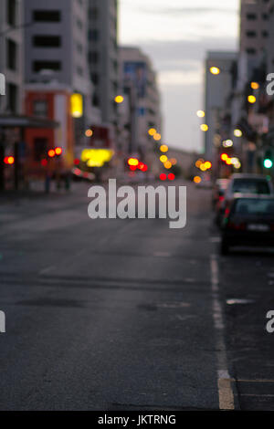 Moody Foto einer Straße im Business Center von (CBD) Kapstadt, in den frühen Morgenstunden gedreht. Flacher Freiheitsgrad. Stockfoto
