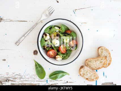 Caprese-Salat, Chiabatta Scheiben. Cherry-Tomaten, Baby-Spinat und mozzarella Stockfoto