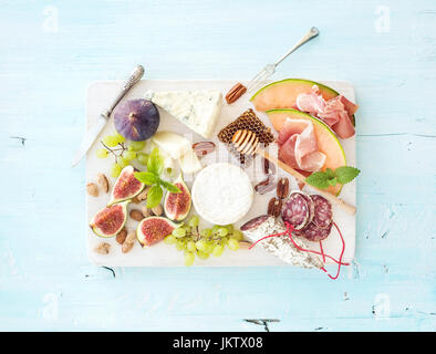 Wein snack Set. Feigen, Trauben, Nüssen, Käse-Auswahl, Fleisch-Vorspeisen und Kräuter Stockfoto