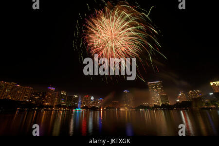 Am 4. Juli Feuerwerk am Lake Eola Park in der Innenstadt von Orlando, Florida. Stockfoto