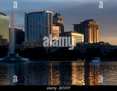 Swan geformte Paddelboote am Lake Eola Park mit der Downtown Orlando Skyline im Hintergrund Am 4. Juli. Stockfoto