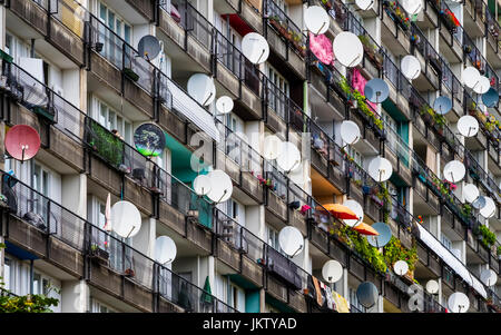 Viele Satellitenschüsseln draußen auf einem Wohnhaus in Berlin, Deutschland Stockfoto