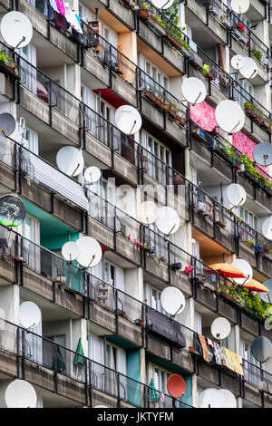 Viele Satellitenschüsseln auf dem Balkon auf Sozialwohnungen Wohnung Blöcke im Pallasseum auf Pallastrasse in Schöneberg Bezirk von Berlin, Deutschland. Stockfoto