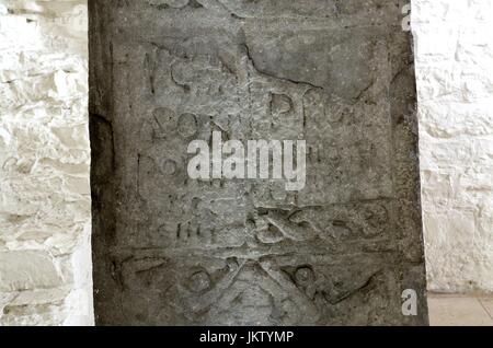 Inschrift auf Samson Kreuz oder Illtud Keltisches Kreuz St. Illtud Kirche Vale of Glamorgan, Wales Cymru UK GB Stockfoto