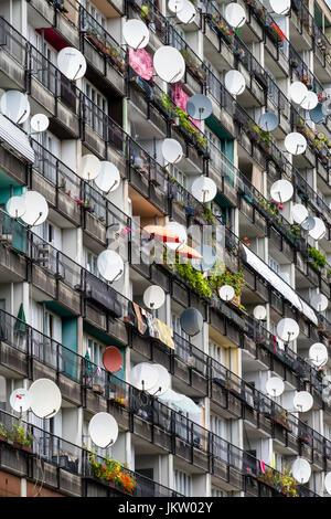 Viele Satellitenschüsseln auf dem Balkon auf Sozialwohnungen Wohnung Blöcke im Pallasseum auf Pallastrasse in Schöneberg Bezirk von Berlin, Deutschland. Stockfoto