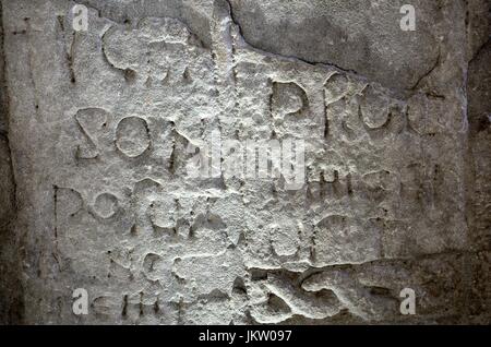Inschrift auf Samson Kreuz oder Illtud Keltisches Kreuz St. Illtud Kirche Vale of Glamorgan, Wales Cymru UK GB Stockfoto