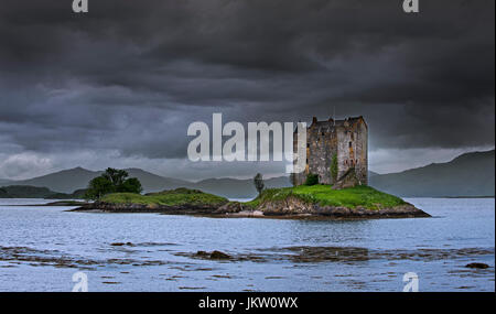 Castle Stalker, mittelalterliche viergeschossige Wohnturm / keep in Loch Laich, Einlass ab Loch Linnhe in der Nähe von Port Appin, Argyll, Schottland, UK Stockfoto