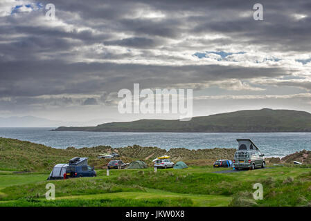 Wohnmobile und Zelte am Campingplatz entlang Loch Gairloch, Wester Ross, nordwestlichen schottischen Highlands, Schottland Stockfoto