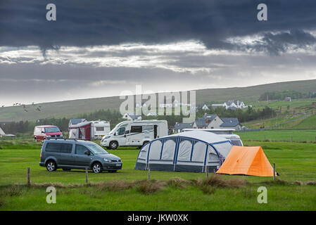 Wohnmobile und Zelte am Campingplatz entlang Loch Gairloch, Wester Ross, nordwestlichen schottischen Highlands, Schottland Stockfoto