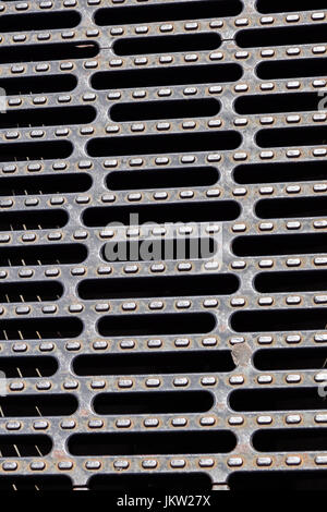 Heavy-Duty Stahl Gitter Abdeckung über Kanalisation Drain Schacht. Stockfoto